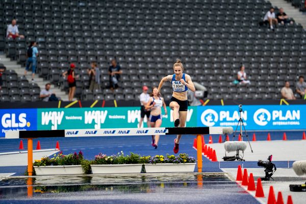 Tina Boehm (OTB Osnabrueck) ueber 3000m Hindernis waehrend der deutschen Leichtathletik-Meisterschaften im Olympiastadion am 25.06.2022 in Berlin